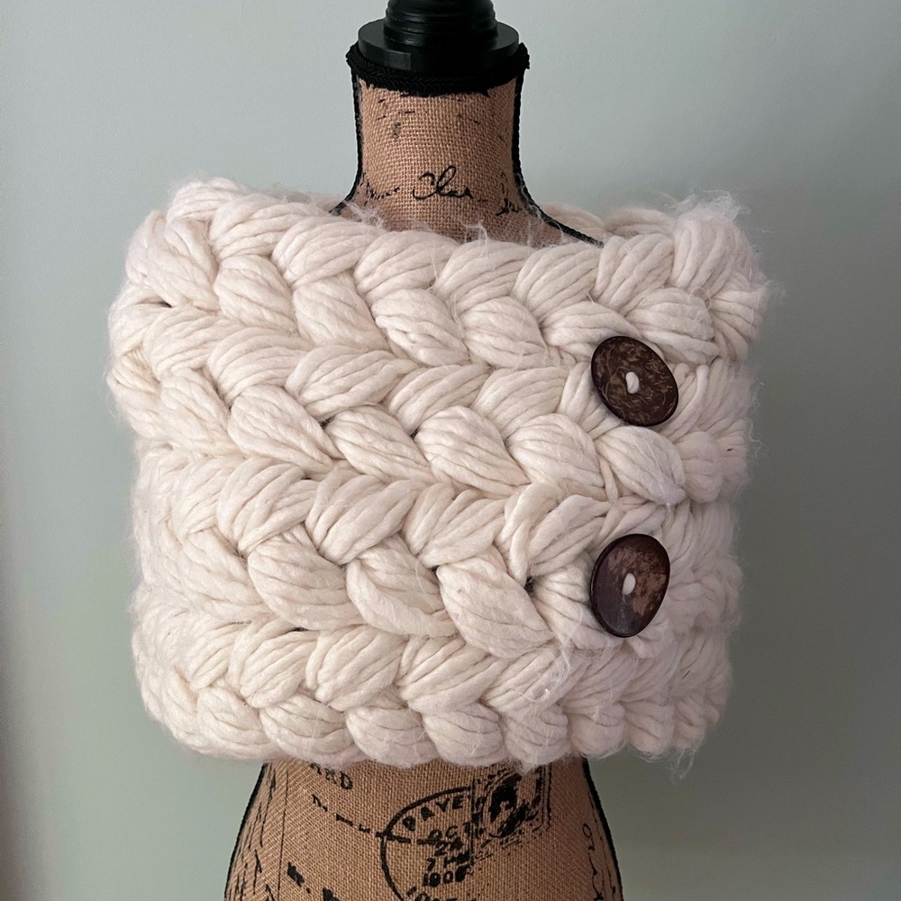 Anthropologie Chunky Off -White Infinity Scarf/Shrug Size Small/Medium
